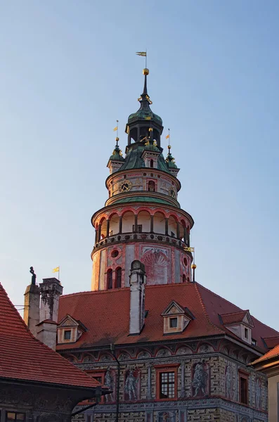 La parte superior de la torre en el castillo de Krumlov checo. Vista temprana de la mañana del verano, República Checa — Foto de Stock