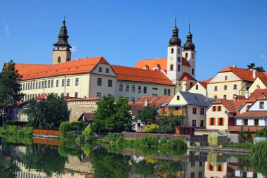 Telc Çek Cumhuriyeti Güney Moravia bir yeridir. Telc kale ve şehir gölde yansıyan. UNESCO Dünya Miras Listesi