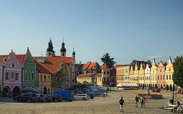 TTELC, LA REPÚBLICA CHECA 25 DE AGOSTO DE 2017: La plaza principal de Telc, patrimonio de la UNESCO — Foto de Stock