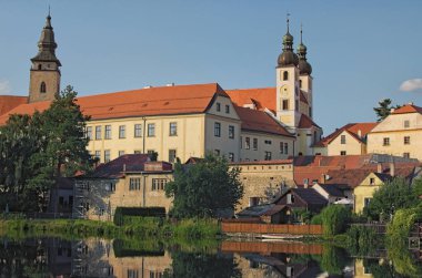 Telc Çek Cumhuriyeti Güney Moravia bir yeridir. Telc kale ve şehir gölde yansıyan. UNESCO Dünya Miras Listesi