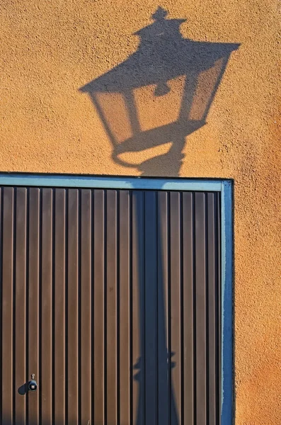 Laternenschatten an der braunen Wand. Konzeptfoto. telc, die Tschechische Republik — Stockfoto