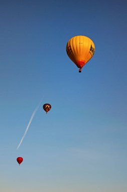 Telc, Çek Cumhuriyeti-25 Ağustos 2017: Üç sıcak balon içinde mavi gökyüzü