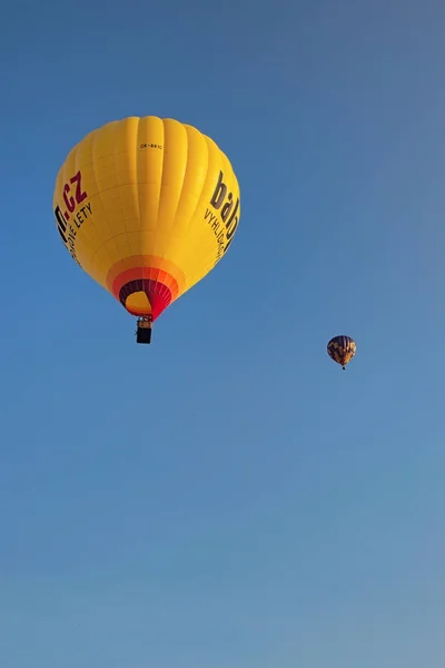 Telč, Tjeckien den augusti 25, 2017: Två heta ballonger i den blå himlen — Stockfoto