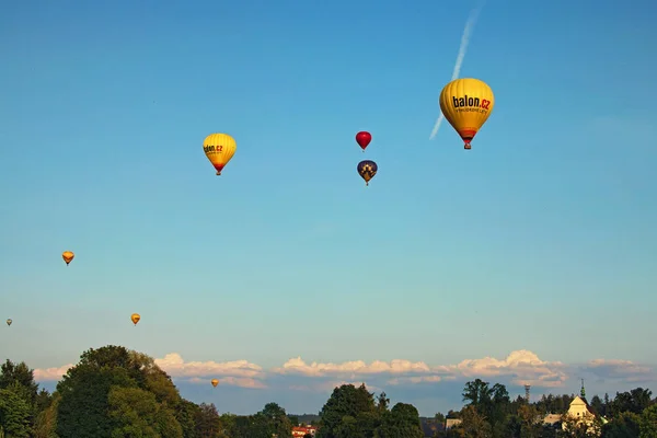 Telč, Tjeckien den augusti 25, 2017: Gruppen flyg av heta ballonger vid solnedgången över staden Telč — Stockfoto