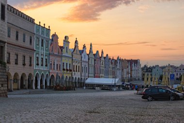 Telc, Çek Cumhuriyeti-Ağustos 26, 2017: renkli arcade Telc, yaz gündoğumu, Çek Cumhuriyeti