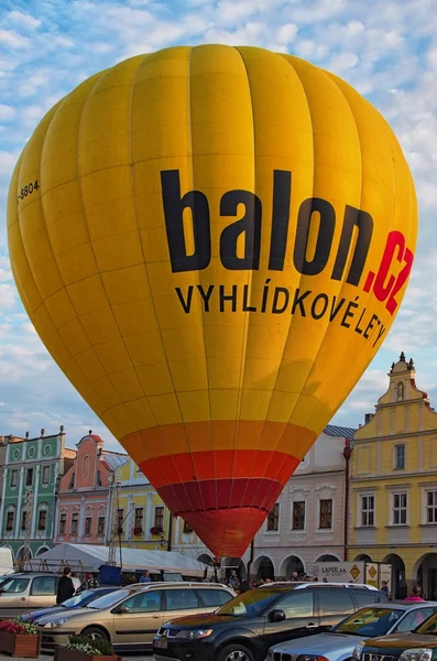 Telč, The Tjeckien-augusti 26, 2017: Stora gul luftballong redo att ta bort från det stora torget i staden Telč — Stockfoto