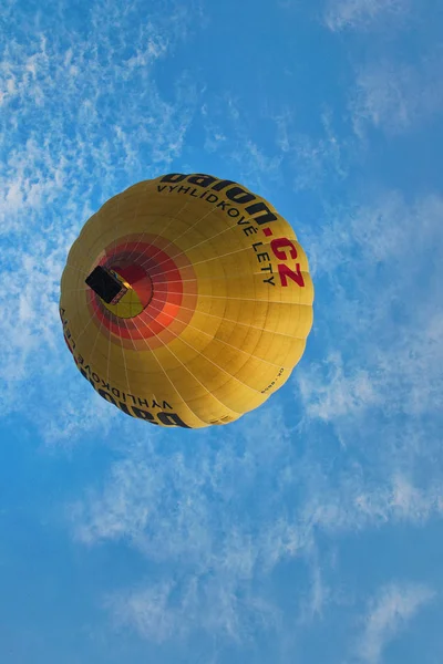 Telč, The Tjeckien-augusti 26, 2017: En luftballong mot den blå himlen. Underifrån — Stockfoto