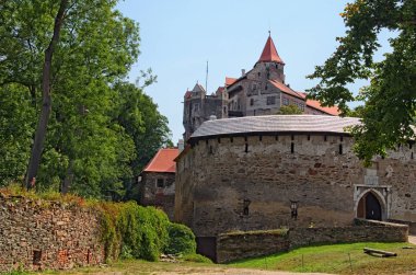 Pernstejn kalesidir bir kale bir kayaya yukarıda Nedvedice Köyü, Güney Moravian Region, Çek Cumhuriyeti