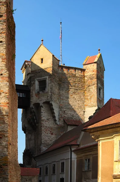 Der Wachturm in der Burg Pernstejn. diese Burg auf einem Felsen über dem Dorf Nedvedice, südmährische Region, Tschechische Republik — Stockfoto
