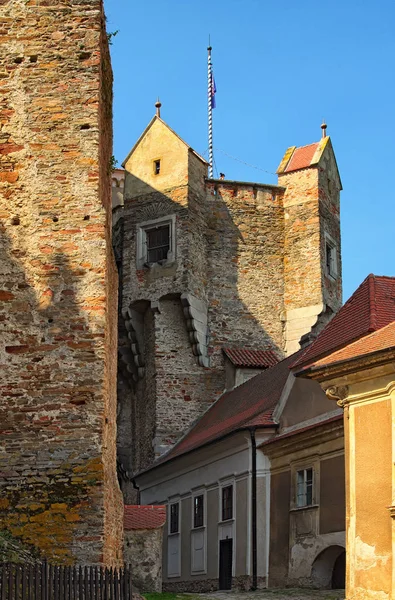 Ο Πύργος του ρολογιού στο κάστρο Pernstejn. Αυτό το κάστρο χτισμένο πάνω σε ένα βράχο πάνω από το χωριό των Nedvedice, περιφέρειας Νότιας Μοραβίας, Τσεχική Δημοκρατία — Φωτογραφία Αρχείου