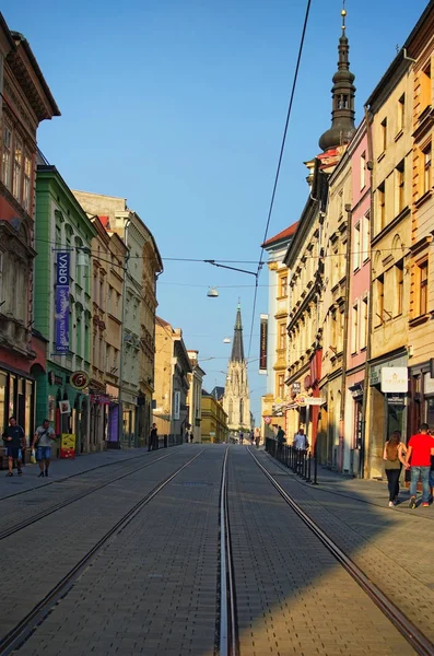 OLOMOUC, REPÚBLICA CHECA 26 DE AGOSTO DE 2017: Vista de una calle en el centro de la ciudad checa Olomouc con Catedral de San Wencelas al final . — Foto de Stock