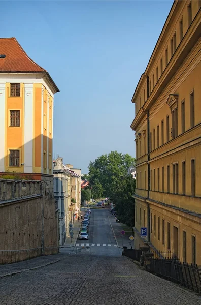 OLOMOUC, RÉPUBLIQUE TCHÈQUE-26 AOÛT 2017 : Vue d'une rue au centre de la ville tchèque Olomouc. Matin d'été — Photo