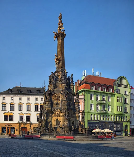 OLOMOUC, REPÚBLICA CHECA 27 DE AGOSTO DE 2017: Vista de la Plaza Superior en la ciudad checa Olomouc dominada por la Columna de la Santísima Trinidad alistada en la lista del patrimonio mundial Unseco — Foto de Stock