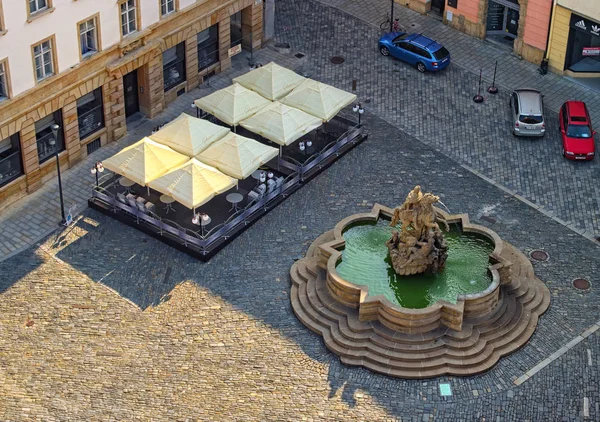 Olomouc, Czech Republic-27 augustus, 2017: Street café in de buurt van met standbeeld van Julius Caesar met een fontein. Zonnige Zomerochtend. Een uitzicht vanaf de top van het stadhuis van de stad Olomouc — Stockfoto