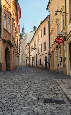 Olomouc, Çek Cumhuriyeti-Ağustos 27, 2017: Bir dar ve dolambaçlı sokakta Olomouc eski şehir. Çek Cumhuriyeti. Yaz sabah görünümü