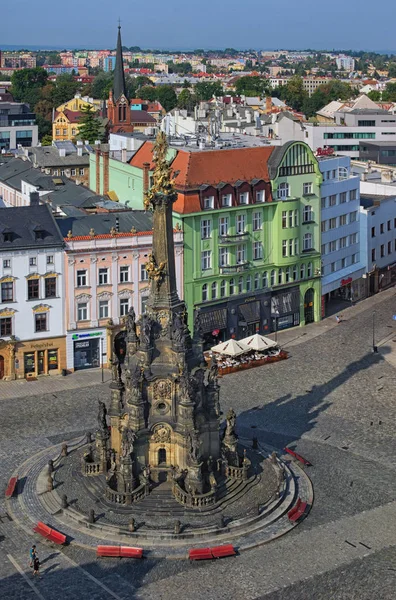 OLOMOUC, REPÚBLICA CHECA 27 DE AGOSTO DE 2017: Vista aérea de la Plaza Superior en la ciudad checa Olomouc dominada por la Columna de la Santísima Trinidad alistada en la lista de Patrimonio de la Humanidad Unseco — Foto de Stock