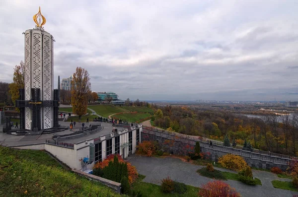 KYIV, UKRAINE-NOVEMBER 05, 2017: Vela de memória a parte central do Monumento às Vítimas de Fome dedicado às vítimas de genocídio do povo ucraniano de 1932-1933. Foco seletivo com lente de grande ângulo — Fotografia de Stock