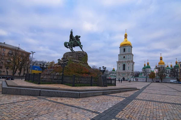 Vista panorâmica do monumento Hetman Bohdan Khmelnitsky e da Catedral de Santa Sofia na Praça Sofia, Kiev, Ucrânia. Foco seletivo com lente de grande ângulo — Fotografia de Stock