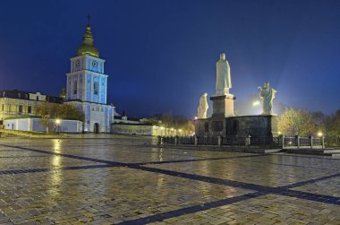 Kiev, Ukrayna Saint Michael'ın Golden-Domed Cathedral yakınındaki Prenses Olga Anıtı. Yağmurdan sonra erken sonbahar sabahı. Geniş açı lens ile seçici odak