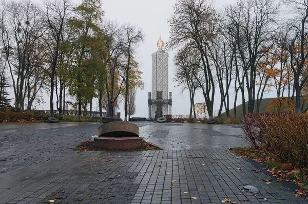 Monumento alle vittime della carestia dedicato alle vittime del genocidio del popolo ucraino del 1932-1933. Kiev. Ucraina. Mattinata autunnale nebbiosa. Focus selettivo con ampio angolo — Foto Stock