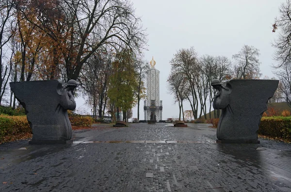 Monumento a Vítimas de Fome dedicado a vítimas de genocídio do povo ucraniano de 1932-1933. Kiev. Ucrânia. Foggy manhã de outono. Foco seletivo com lente de grande ângulo — Fotografia de Stock