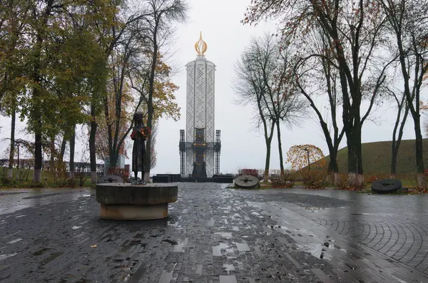 Monumento a Vítimas de Fome dedicado a vítimas de genocídio do povo ucraniano de 1932-1933. Kiev. Ucrânia. Foggy manhã de outono. Foco seletivo com grande ângulo — Fotografia de Stock