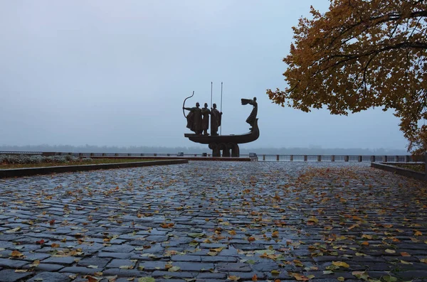 KYIV, UKRAINE: NOVEMBER 11, 2017  The symbol of the city Kyiv. Famous Monument to legendary founders of Kyiv. Kiy, Schek, Khoryv and their sister Lybid on Dnieper river coast — Stock Photo, Image