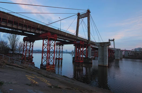 Ponte Rybalskii via cavo. Ponte sul porto del Dnieper. Inaugurato il 23 settembre 1963. È stato il primo ponte a fune al mondo con trave in cemento armato. Kiev, Ucraina — Foto Stock
