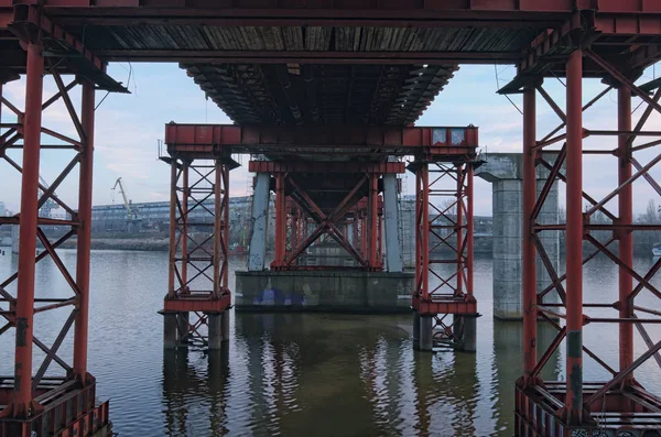 Des structures métalliques spéciales soutiennent le pont et le protègent contre d'autres destructions. Kiev, Ukraine — Photo