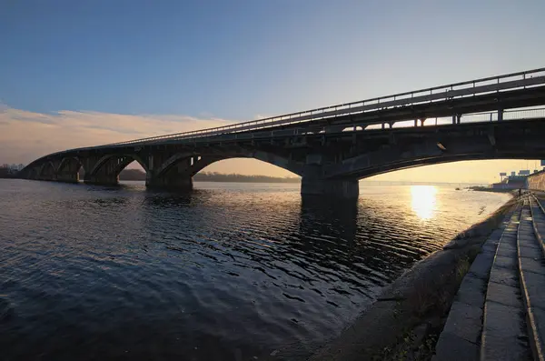 Живописный вид на мост метро через Днепр в Киеве, Украина. Восход солнца зимой — стоковое фото