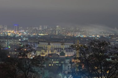 Antik Podil ilçe ve modern Obolon bölge arka plan görünümünü. Akşam şehir panoraması. Kış hafta sonu akşam. Kyiv, Ukrayna
