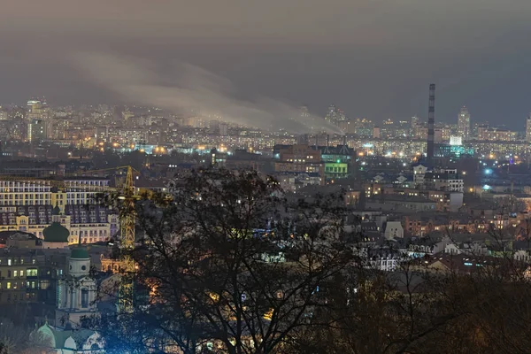 Blick auf das antike Podil-Viertel, Fabrik mit Chemines und modernem Obolon-Viertel im Hintergrund. Abendliches Stadtpanorama. Winterwochenende. kyiv, ukrainisch — Stockfoto