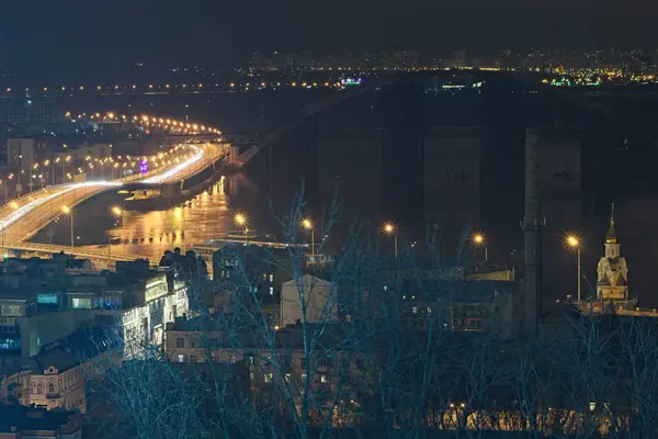 Autobahn in der Nacht entlang des Dnjepr mit Traktoren und Lichtern, Havana-Brücke und naberezhno-kreschatitska Straße in Kyiv, Ukraine — Stockfoto
