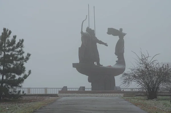 Monument des fondateurs de Kiev, la capitale de l'Ukraine. Le brouillard dense. Vue du matin d'hiver — Photo