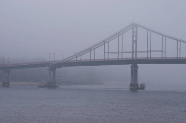 Güzel sisli sabah cityscape. Yaya köprüsü zengin sis, sis arka plan Trukhanov Adası'na. Kış sabah görünümü. Kyiv, Ukrayna