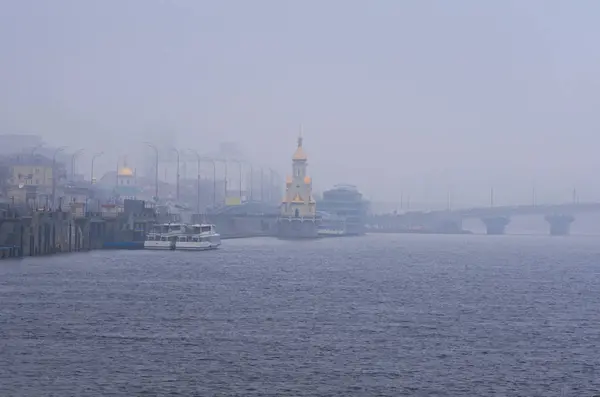 Matin d'hiver brumeux. Vue sur le remblai près du port fluvial. Paysage urbain. Kiev, Ukraine — Photo