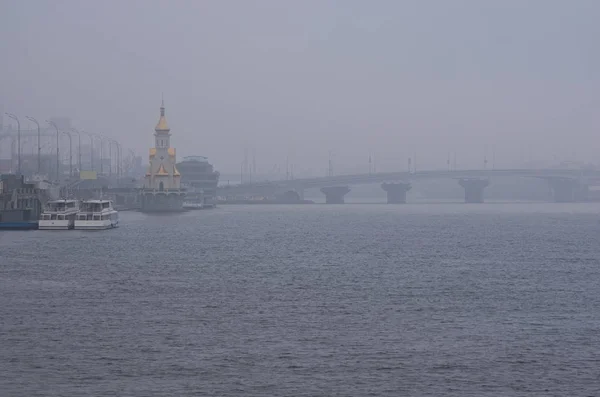 Foggy matin paysage urbain. Vue sur le remblai près du port fluvial. Kiev, Ukraine — Photo