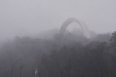 İnsanların dostluk kemer zengin sis, sis arka plan. Sabah city scape. Kyiv, Ukrayna