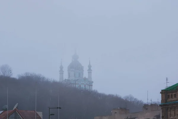 St Andrew's Kilisesi (bir şehrin ana konumlar) zengin sis, sis arka plan gizemli görünümüne. Sabah city scape. Kyiv, Ukrayna — Stok fotoğraf