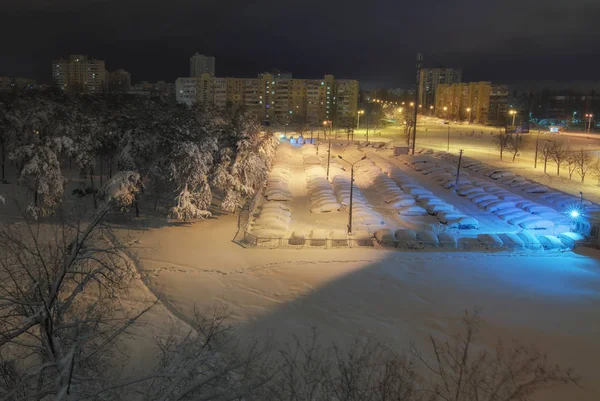 KYIV, UKRAINE- 19 DÉCEMBRE 2017 : Photo de paysage tôt le matin du quartier résidentiel de la ville après une nuit de blizzard — Photo