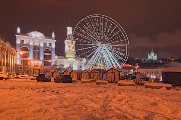 Kiev, Ukrayna-Aralık 23,2017: Noel tatili ve yılbaşı hazırlıkları. Noel Fuarı sözleşme Meydanı'nda bir dönme dolap montajı. Akşam görünümü — Stok fotoğraf