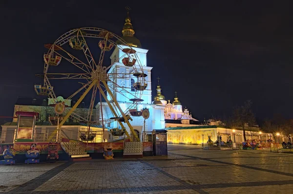 KYIV, UKRAINE - JANEIRO 07, 2018: Mercado de Natal na Praça de São Miguel em Kiev, Ucrânia. Área para entretenimento infantil. Carrossel com heróis de conto de fadas e roda gigante — Fotografia de Stock
