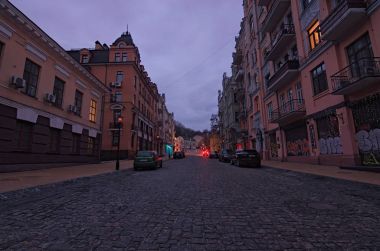 Kiev, Ukrayna - 07 Ocak 2018: Bir sabah erken görünüm renkli binalar boş Andriyivskyy Uzvoz (iniş ya da Spusk). Kiev en eski caddelerinden
