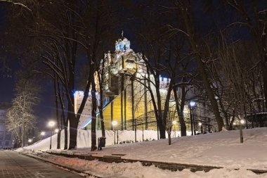 Kış geceleri ışıklı altın Gates. Kyiv, Ukrayna