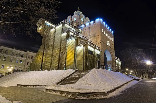 Kış geceleri ışıklı altın Gates. Kyiv, Ukrayna — Stok fotoğraf