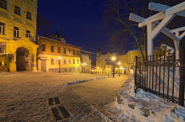 Kiev, Ukrayna-Ocak 21, 2018: Andriyivskyy Descen (Klima) kış geceleri. Richard'ın Kalesi (tower ile bina bu Street en gizemli binalardan biridir)
