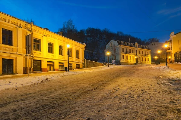 An early morning view of colourful buildings on empty Andriyivskyy Uzvoz (Descent or Spusk). One of the oldest street in Kyiv — Stock Photo, Image