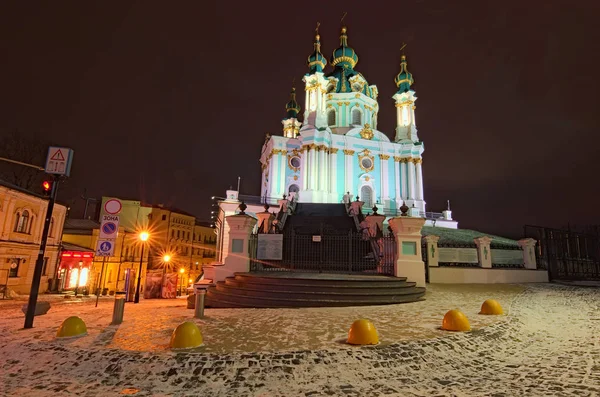 Igreja ortodoxa de Santo André na noite de inverno. A igreja foi construída em 1747-1754, de acordo com um projeto do arquiteto italiano Bartolomeo Rastrelli. Kiev. Ucrânia — Fotografia de Stock