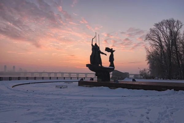 Monumento dos Fundadores de Kiev, na margem do rio Dnipro. Nascer do sol numa manhã gelada de inverno. Vista de ângulo largo paisagem urbana. Kiev, Ucrânia — Fotografia de Stock