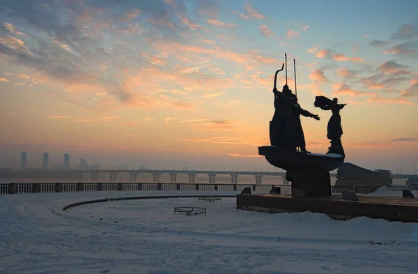 Monumento dos Fundadores de Kiev, na margem do rio Dnipro (Dnieper). Nascer do sol numa manhã gelada de inverno. Vista de ângulo largo paisagem urbana. Kiev, Ucrânia — Fotografia de Stock